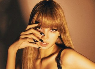 爱豆 lisa 毕业照给你们看了 演唱会穿丁字内裤 坐下来的时候走光 逼被丁字裤勒着！ - 图片