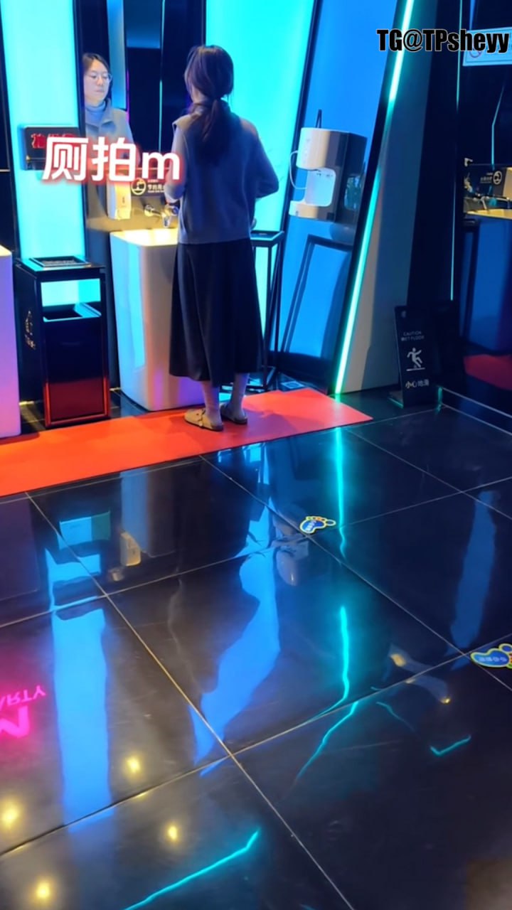【拉粑粑篇】几十位高颜值靓妹.黑丝美女等等，好多干净漂亮的美鲍 - 图片