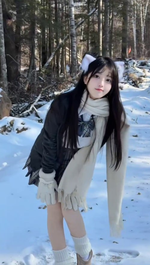许倩雯 02年女孩 长相及其好看 还是一名小网红，小网红也抵不住大哥的诱惑，被金主大哥约出 性感骚骚的样子很诱人！裸光被男主各种姿势啪啪 嫩穴是真的诱人！壮族