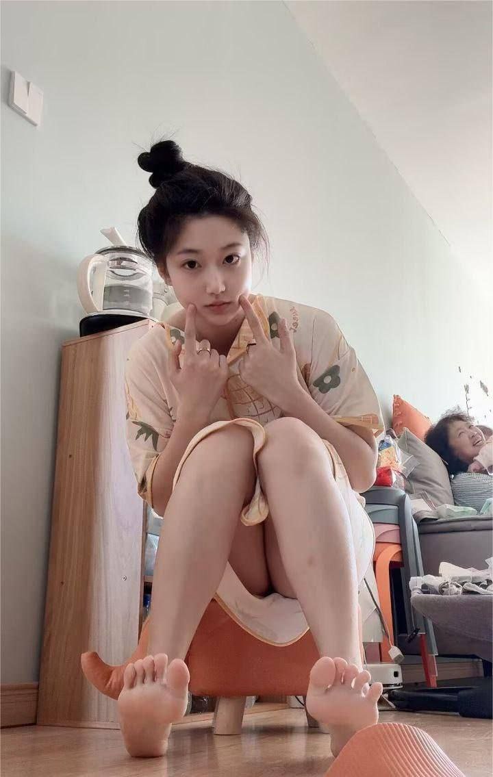 白嫩甜美清纯高颜值校花白丝高中生小萝莉，淫娃寂寞发春在宿舍漏连自拍吐舌头卖萌诱惑，回家也是在不同的床上自拍卖萌秀玉足极致色诱 - 图片