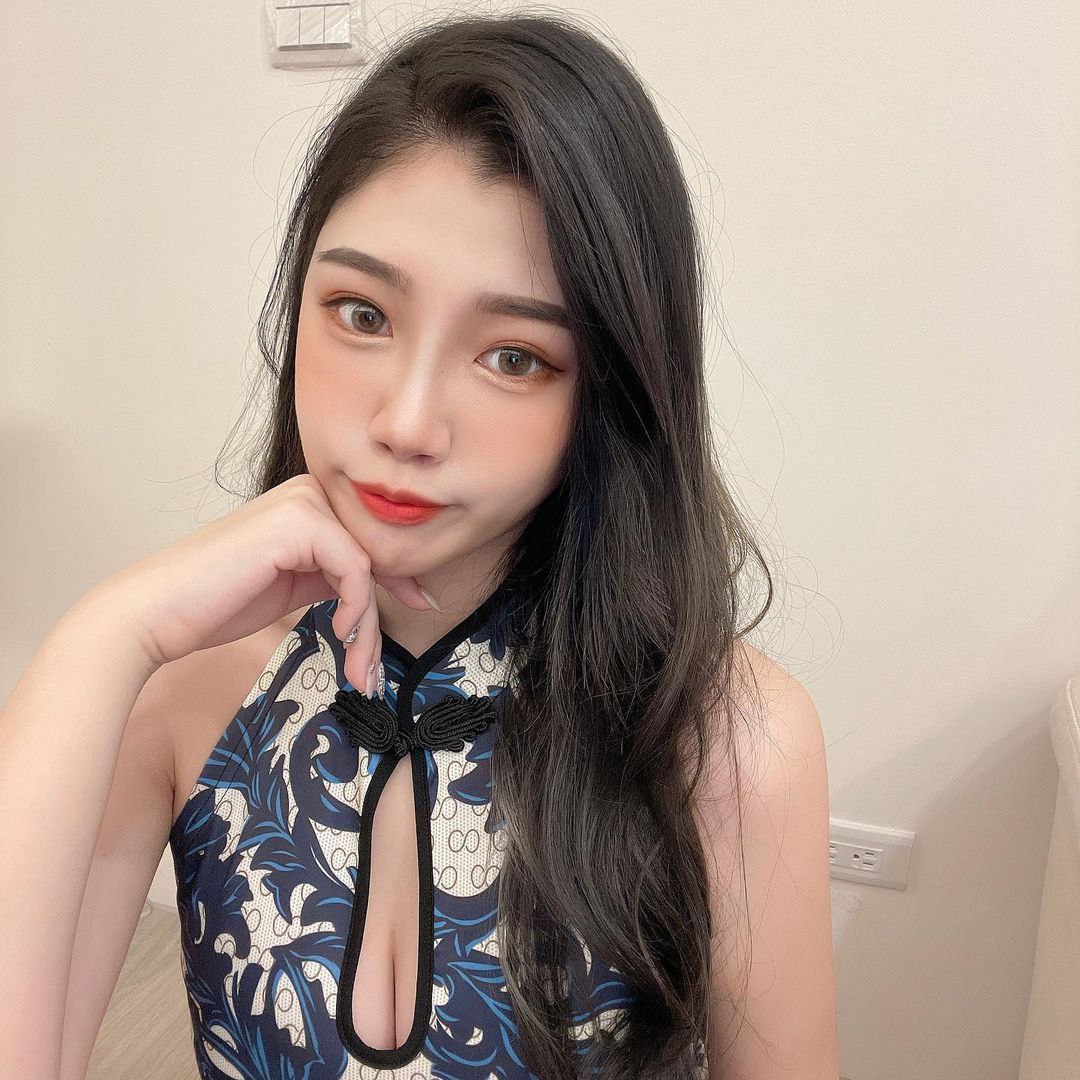 性感旗袍御姐看着温文儒雅，背后却骚的不行，约大哥在酒店开房，看着大哥又大又粗的大鸡巴，直接吃了起来，吃着吃着，用自己的紧致小穴坐上了大哥的大鸡巴，上下跳动，大哥爽极了，开始用力猛艹，小姐姐疼的大喊大叫 - 图片