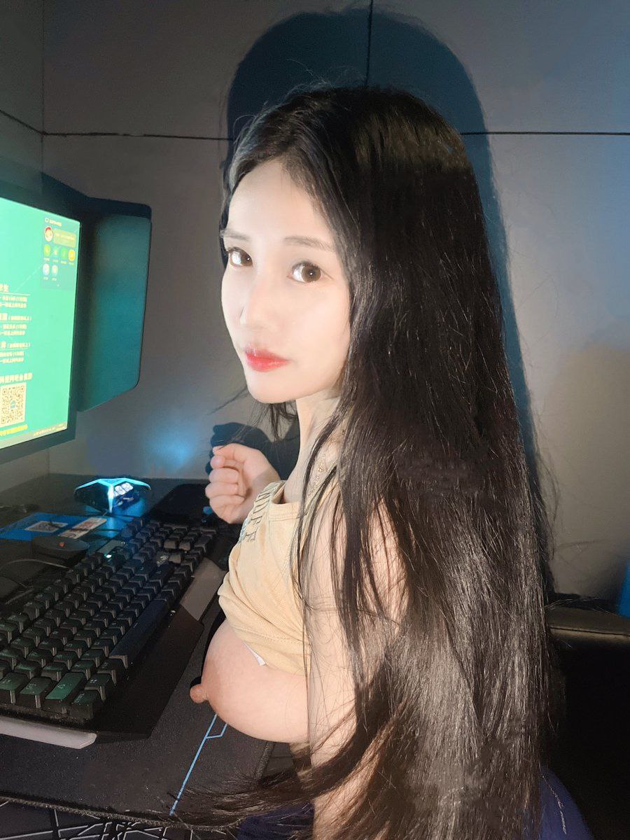 别人的女神富二代的母狗，主动给金主爸爸口