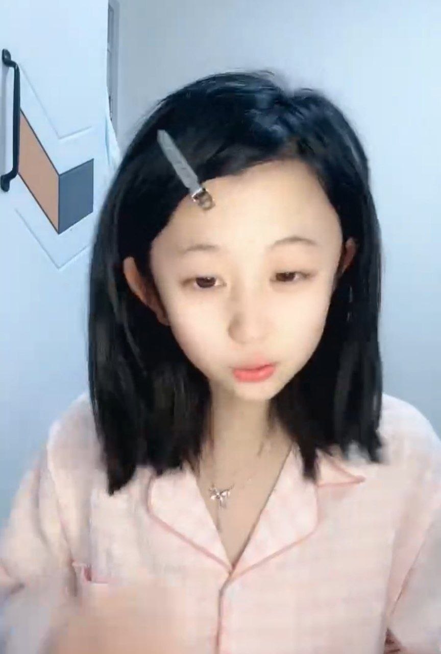 精神小妹美颜开得太大大叔有点恼火啦 恨不得拿鸡巴戳她小嘴射她骚逼