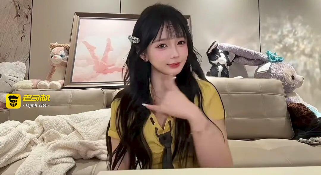 萌妹变精神小妹？游戏女主播一向甜美形象示人，如今却双臂纹身示人走性感风！网友辣评：撸圈混不下去刀区万人捧！ - 图片