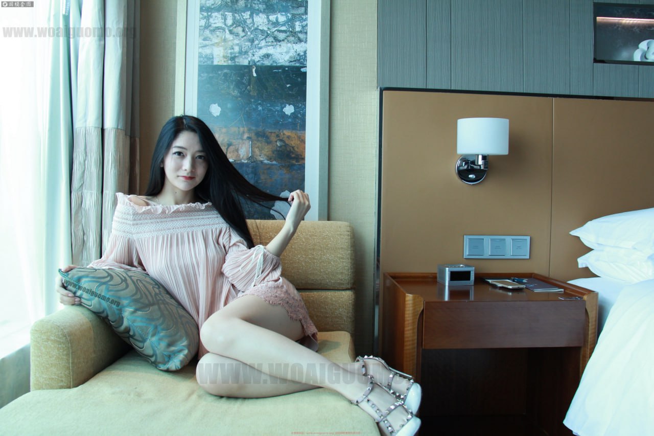 人称“小热巴”的嫩模【Angela喜欢猫】，早期三点全露私房写真。浓眉大眼颜值太赞了，光滑白嫩的皮肤，挺拔的小乳很可爱，那抹浓浓的乳晕和大大的乳头，实在是让人想吮吸啊！这个妞子真的神仙极品啊 - 图片