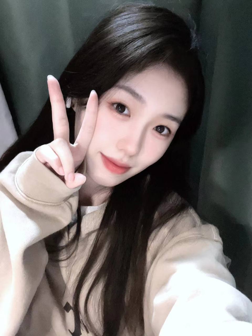 极品颜值的护士妹妹上厕所尿尿被偷拍泄密到网上，颜值和身材确实不赖 - 图片