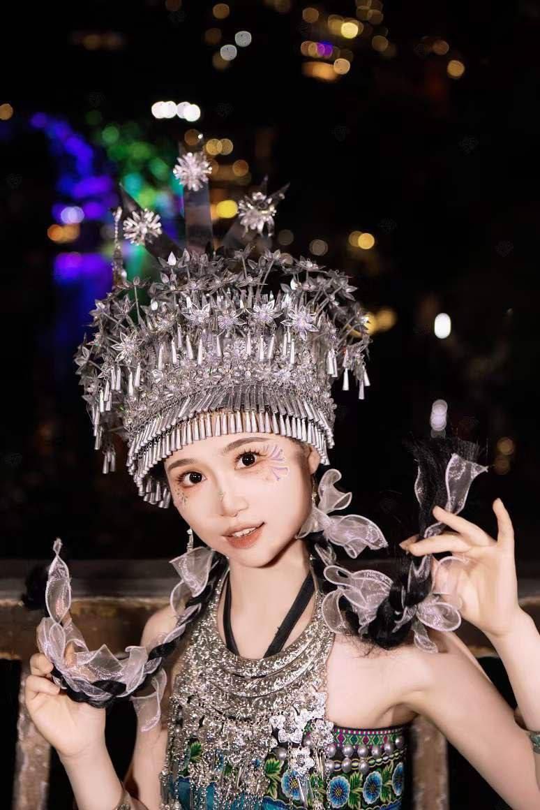 民族风格小姐姐，看着温文儒雅，背后却骚的不行，和榜一大哥偷偷来酒店开房，看着大哥又大又粗的大鸡巴，一脸淫荡的吃了上去，大哥爽笑了，抱美少女抱起来猛艹，淫水流出来了 - 图片