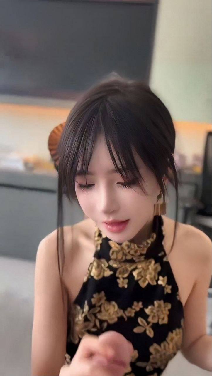 超高颜值女 穿着中式衣裙 与摄影师相处在家拍摄性感照，长的是真的漂亮！ - 图片