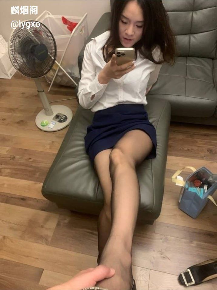 极品反差婊健身美女教练穿着黑丝挑逗男同事主动口活啪啪 - 图片