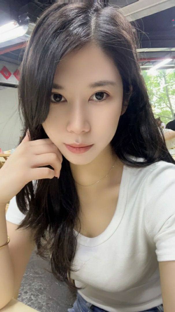 极品女大学生 某校学生 拥有一副超高颜值 外表极其诱人 大胆玩露出