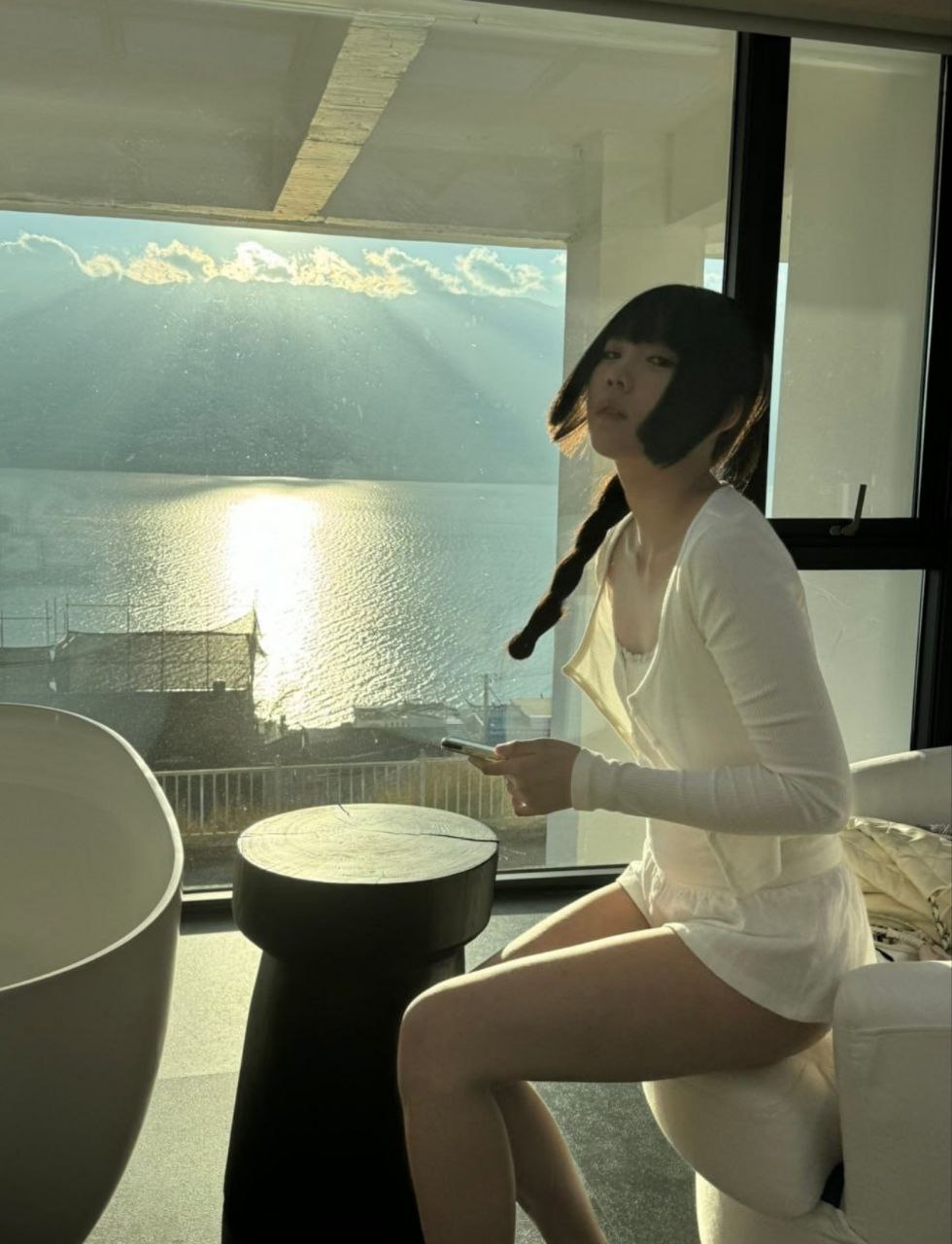广东极品颜值机车小姐姐，和富二代男友的旅行性爱日记，和服黑丝跪舔jb也太色了吧，情趣丝袜反差足交，被掐着脖子狠狠操，看日常照片不敢想象这么纯的小姐姐这么骚，不雅视频流出