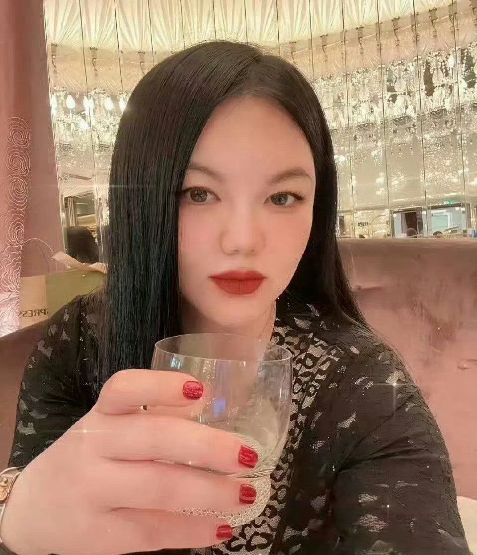 李湘自拍照把她手掌纹路打码了！果然有钱人在意的东西好多啊，都比较迷信……