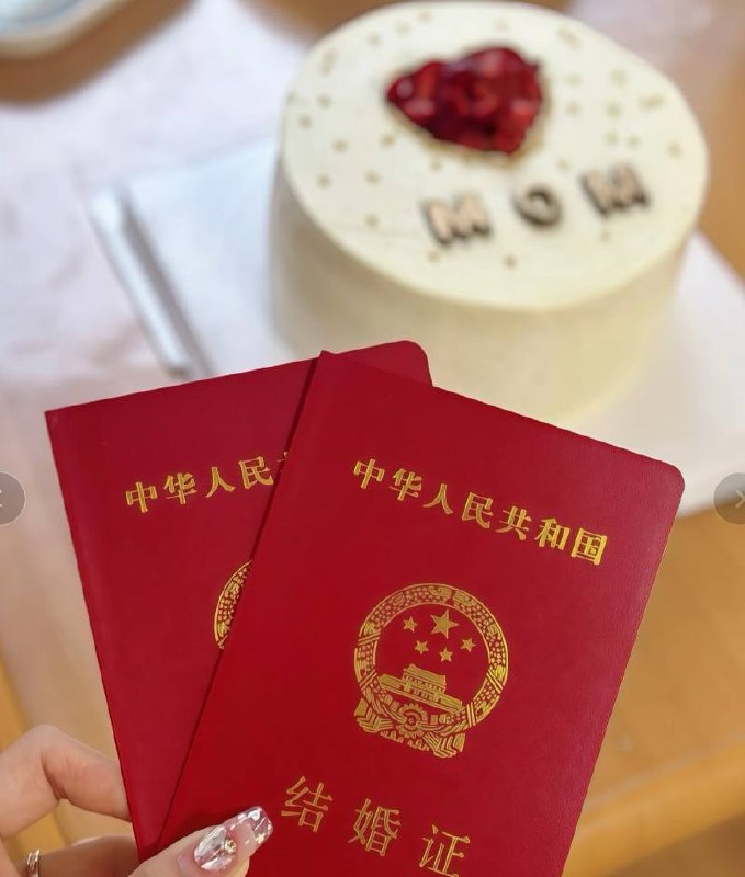 张帅何奇颖婚礼请柬配全裸照疯传全网！常规喜帖变大胆裸照，诚邀亲友一睹新人淫态，直接出圈成焦点！ - 图片