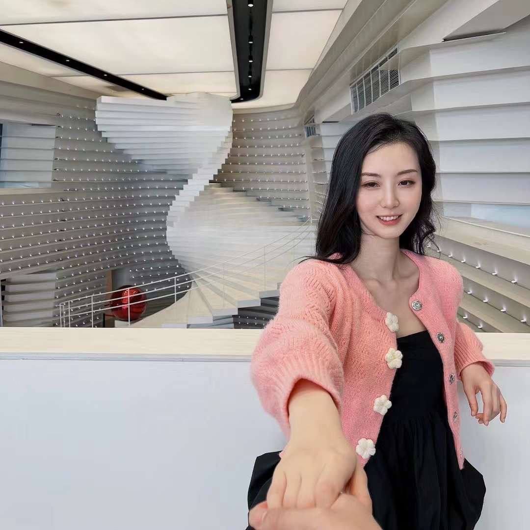 高冷御姐反差太大了，看着冰冰冷冷，却天天在家里自慰，用假电动鸡巴插入自己的紧致小穴，还不停的摸着自己的阴蒂头，小穴一阵瘙痒，淫水喷了出来，从小穴流到屁股后面，御姐爽的喊还要还要 - 图片