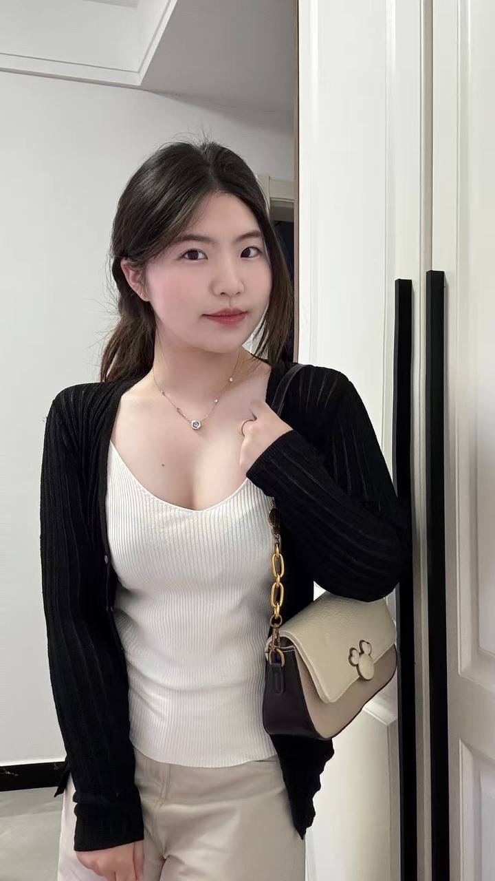 原档无水印巨乳肥臀极品反差大学生白天出去玩晚上酒店调教丝袜制服各种姿势抽插原相机露脸 - 图片