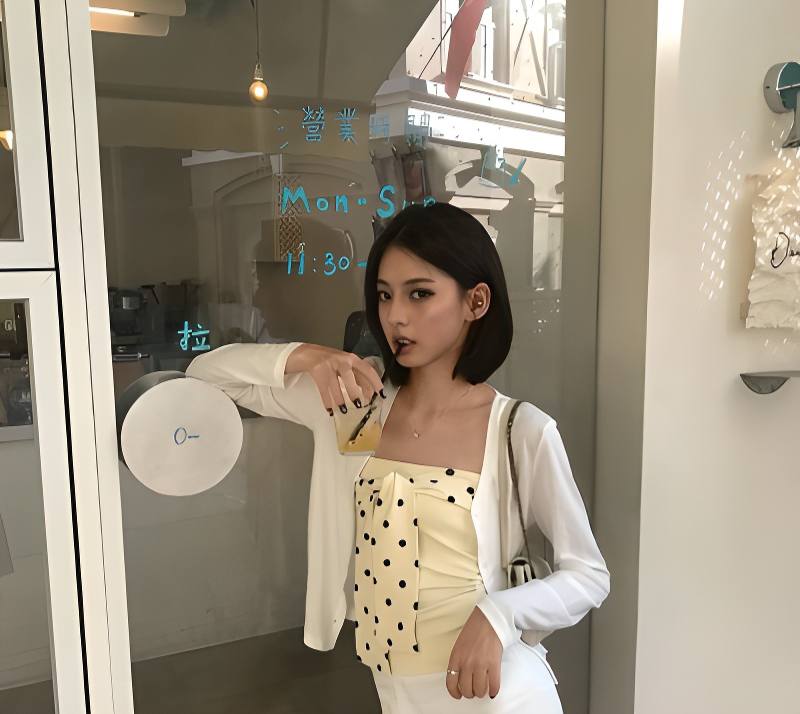 抖音反差博主ray，甜妹脸+白衬衫白裤清纯圈粉，公开账号干净到不行。 生日后无缝新欢，IG直接跟王思聪互关，瞬间引爆热议。 结果连续实战视频被扒出，口交骑乘全过程清晰可见，镜头前后反差直接拉满！ - 图片
