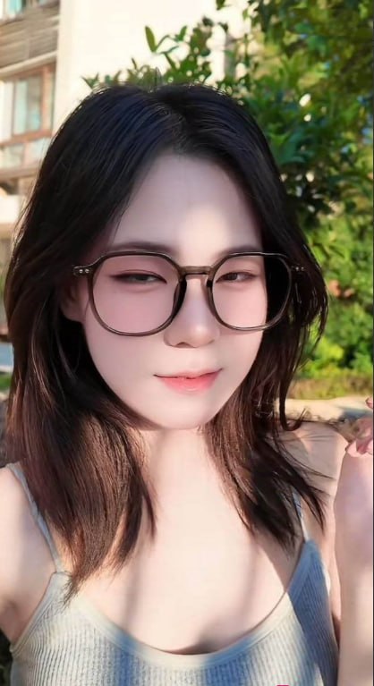 抖音17万粉丝 桃桃酱乖乖 大尺度视频泄漏 纤手捻粉嫩乳头硬挺晃荡 掰穴自慰咬唇娇喘奶香四溢！ - 图片