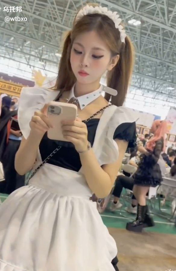 抄底抖音cos妹妹 小狸花包 尾女仆可爱学生妹 白色丝袜 - 图片