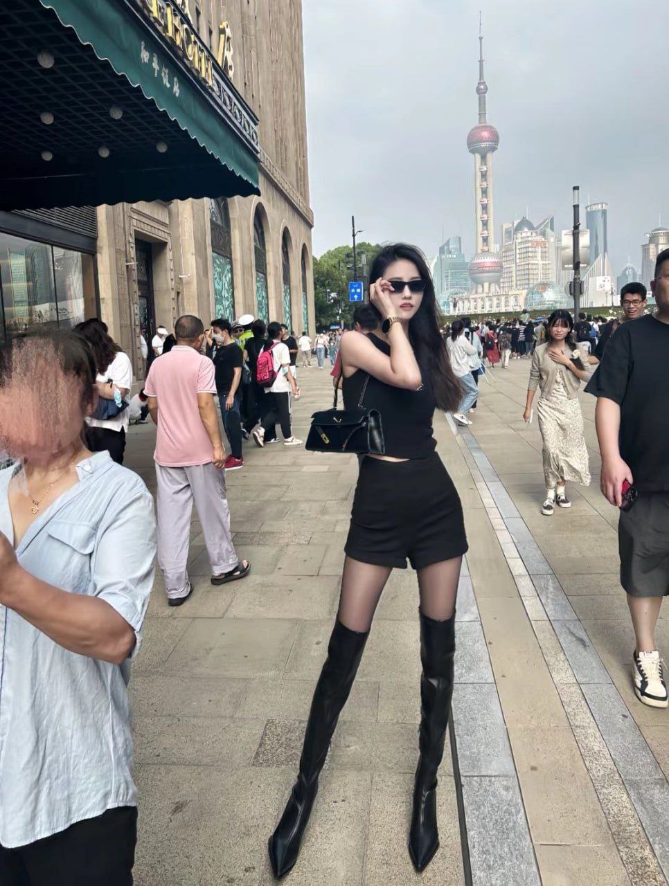 推特极品女大学生被金主调教，白天和同学在一起是乖乖女，晚上就要回去当金主爸爸的性奴。 - 图片