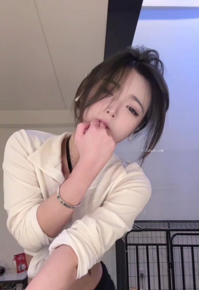 快手女主播 瑜婉 因热舞而出圈 竟从众多擦边女主播中脱颖而出 这样的擦边舞蹈能花多少钱！