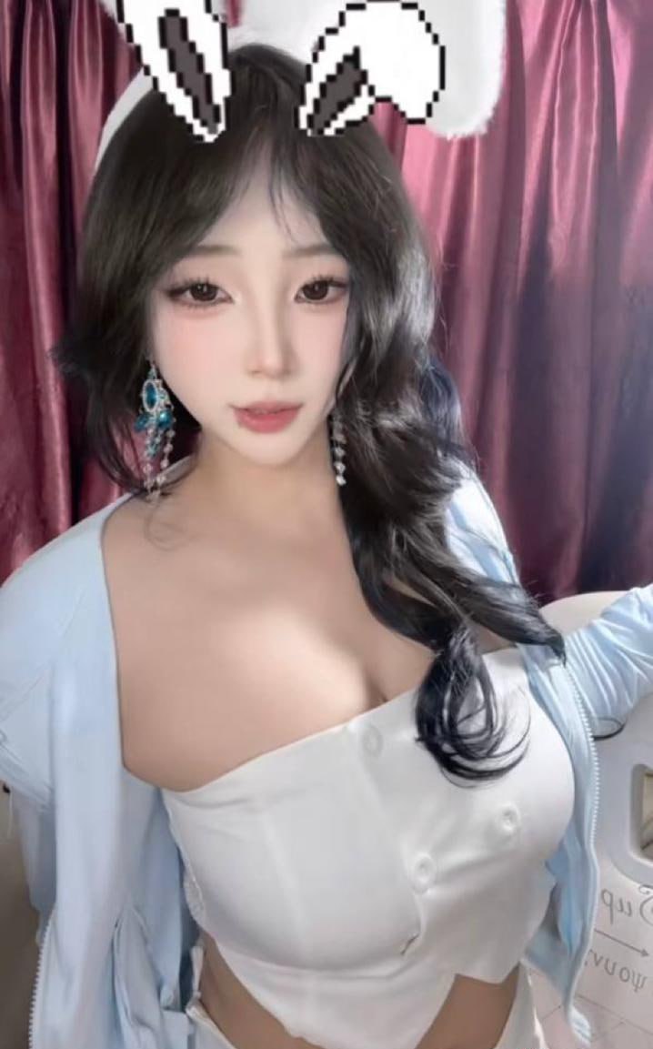抖音巨乳网红牛老师重金定制大尺度视频泄露 御姐女神跪舔水晶巨物 狂扣骚穴潮吹喷射爽炸 - 图片