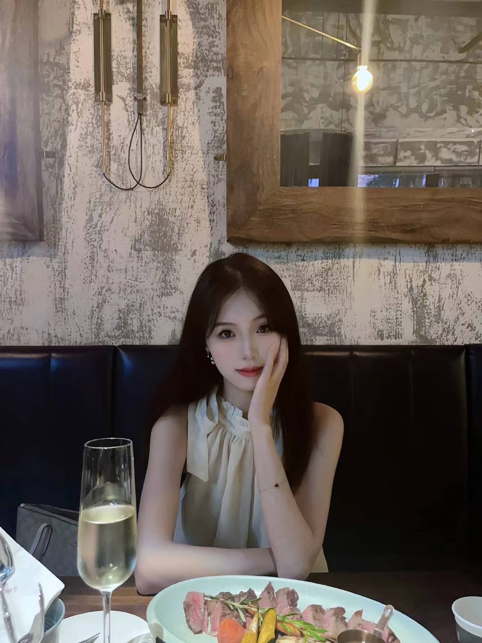 极品颜值的护士妹妹上厕所尿尿被偷拍泄密到网上，颜值和身材确实不赖 - 图片
