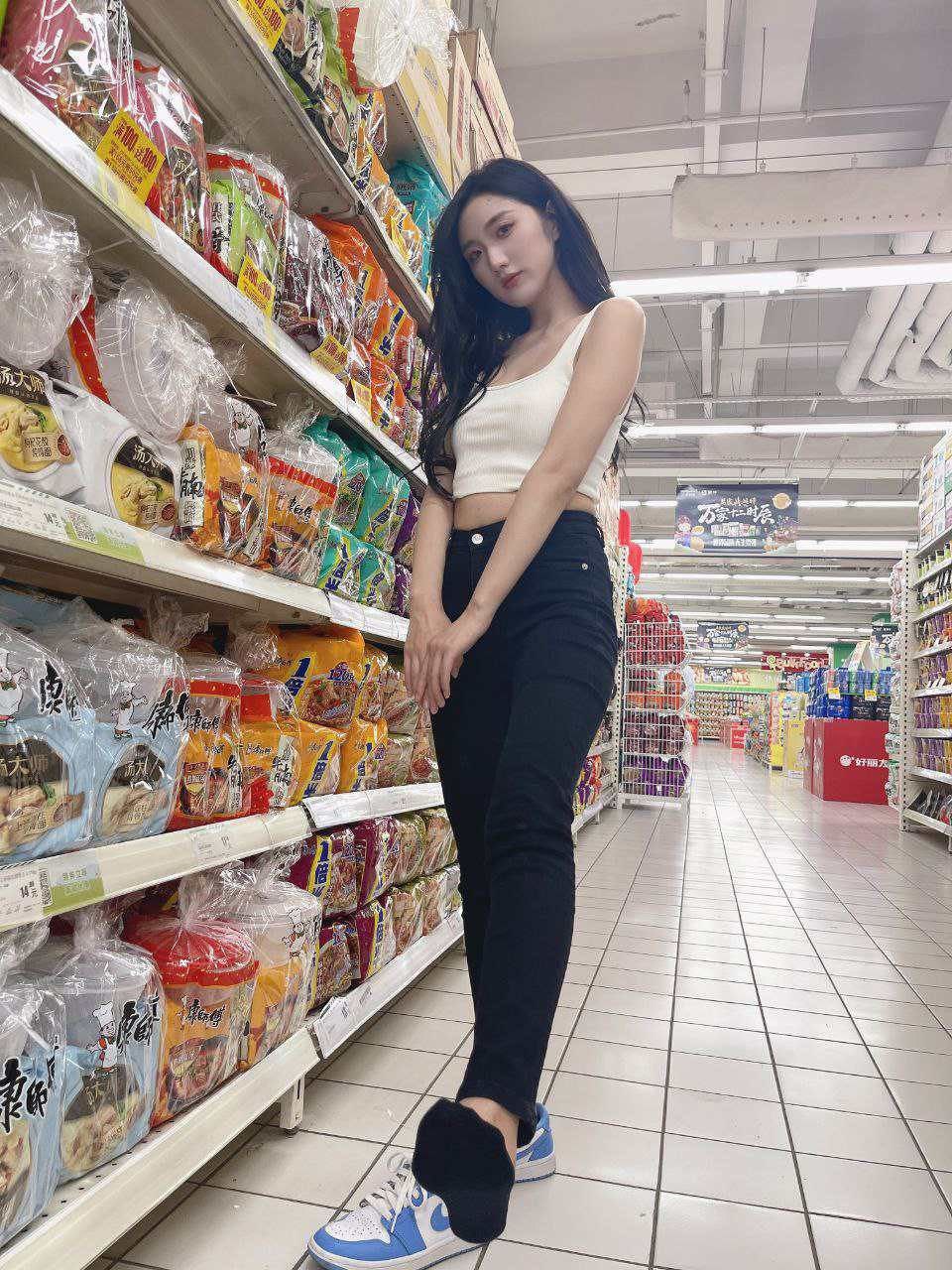 极品清纯女大学生私拍流出 天生小母狗 对镜头掰开小骚穴 超大尺度自摸阿黑颜视频