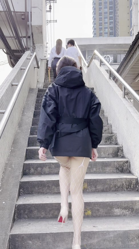 就是阿朱啊  连体白丝小母狗的户外露出 - 图片