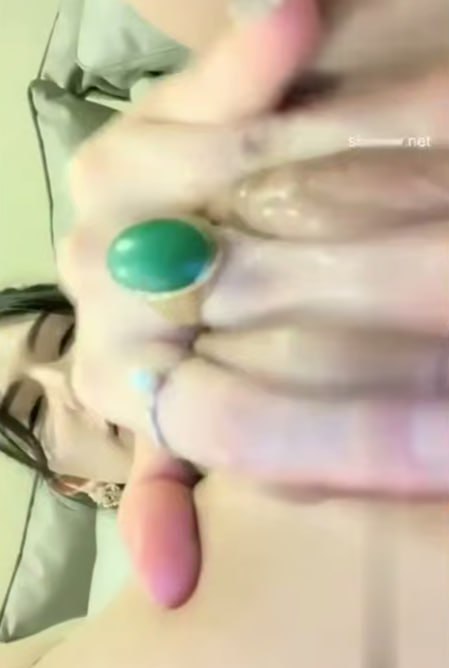 混血颜值阿姨的直播，自慰完自己舔淫水够不够骚嘛～