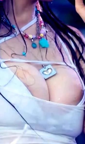 韩国女团  Cignature（시그니처）成员 #金智源 演唱会乳头走光 - 图片