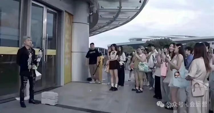 网红王扁模仿王源wink爆火！一个号模仿关礼物打赏，另一个号不模仿收打赏！有的人模仿赚得盆满钵满，有的人模仿被告赔650万！ - 图片