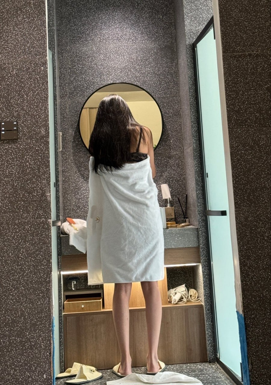 【菠萝堡】当高跟黑丝的性感女神登场，单男的性欲被疯狂撩拨！
