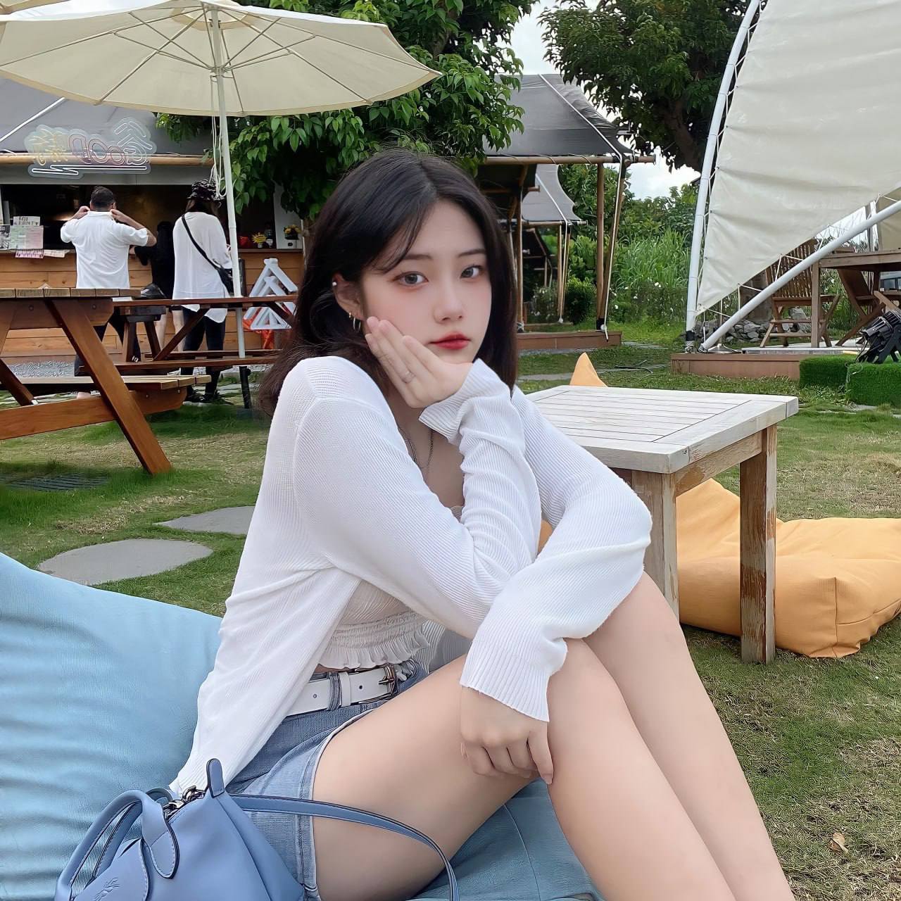 高冷系美女自慰视频曝光。对着镜子一件件褪下衣服，雪白苗条身材一览无余