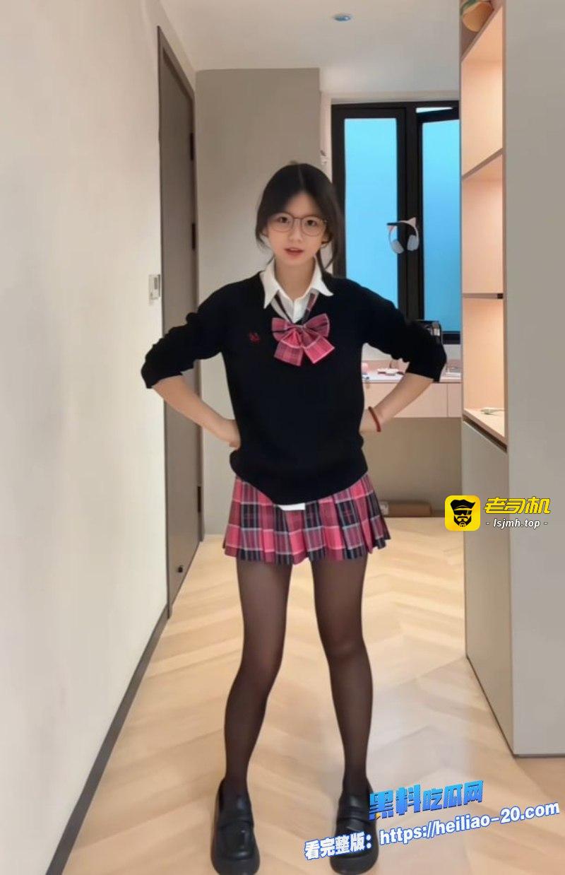 抖音百万粉甜系少女网红小新彻底塌房了！昔日清纯萌妹人设一夜崩塌，金主怒曝光酒店线下不雅视频，最新短发时期完美露脸实锤！ - 图片