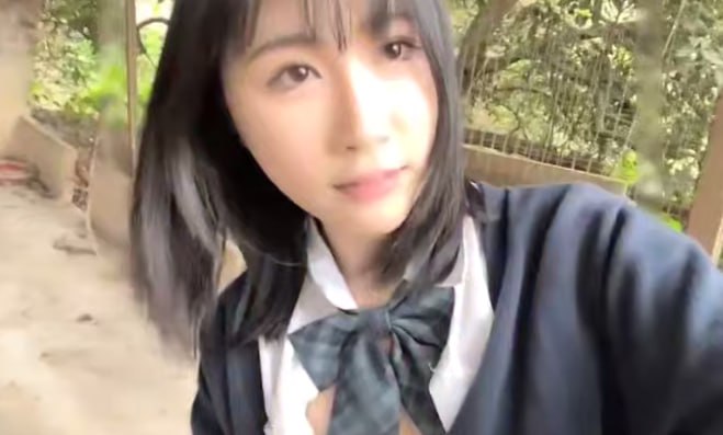 学校课不上，女学生在野外开直播露奶，淫乱校园系列