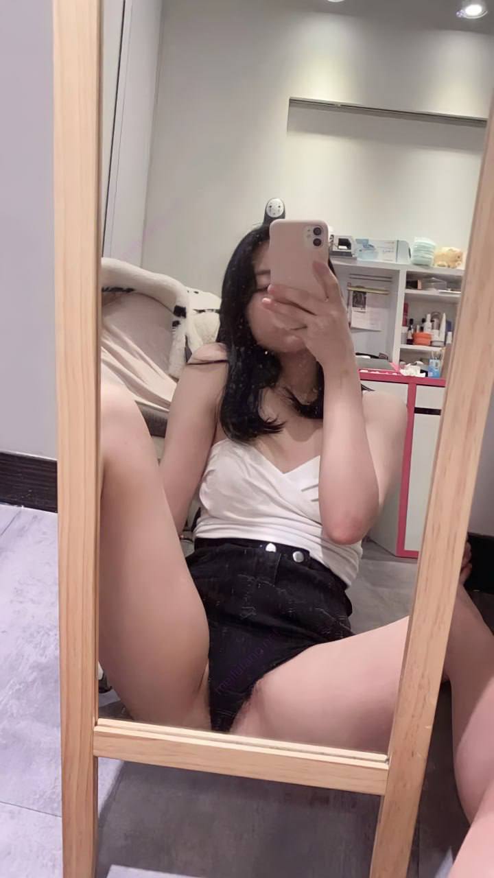 高冷系美女自慰视频曝光。对着镜子一件件褪下衣服，雪白苗条身材一览无余 - 图片