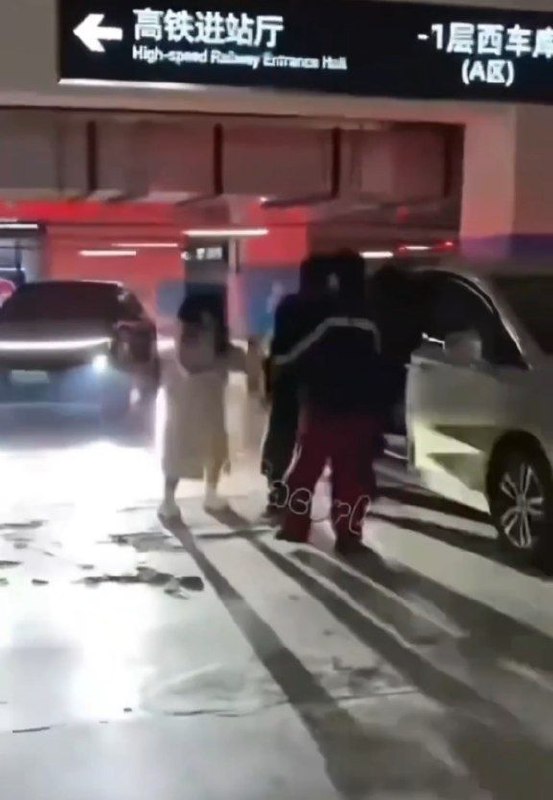 歌手灵超暴揍女粉丝事件！ - 图片