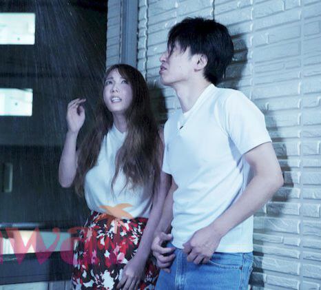 雨天，一个已婚女人被自己湿漉漉的身体弄得欲火焚身。