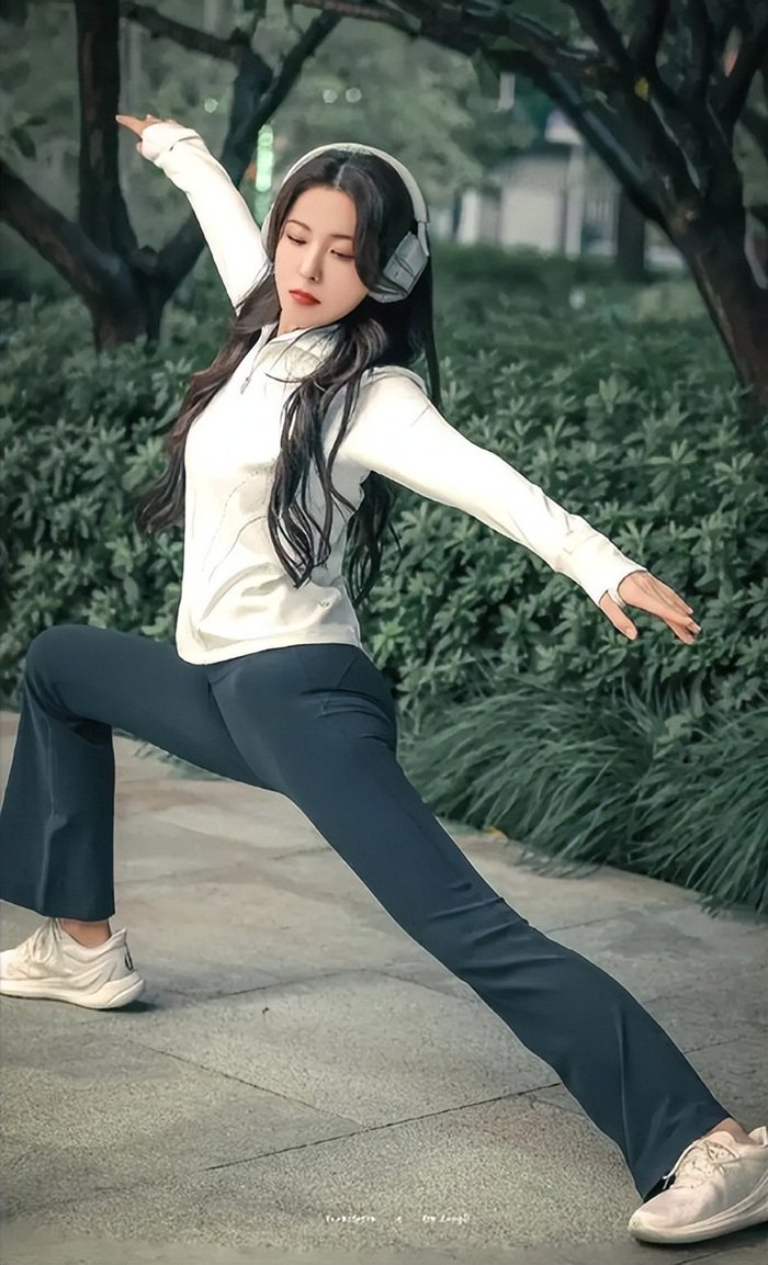 49 岁曾黎：生活归于烟火，舞台守住初心，别用偏见框住中年女性