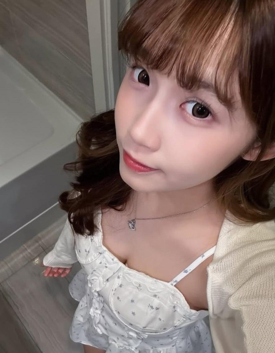 9.7万粉丝高颜值巨乳美妆博主与男友自拍做爱视频 骚逼和屁眼一览无余！ - 图片