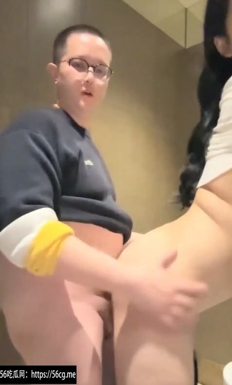 68万女网红KTV包厢炸裂操作，被榜一大哥暴力后入，最尴尬的是突然推门而入的服务员！ - 图片