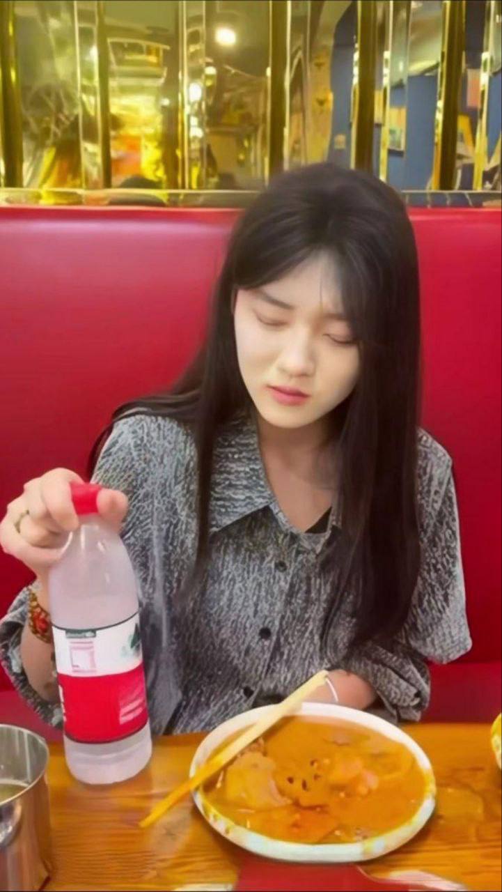 女友极品闺蜜 顶级颜值泄密流出顶级颜值女，跟闺蜜经常出去游玩 跟前男友主动联系吃饭 没想到被男友下药迷晕 被拍摄大量私人性感照片，白嫩嫩的逼逼让人很诱惑！无套内射 看这么漂亮的妹子 真是想多干几次！ - 图片