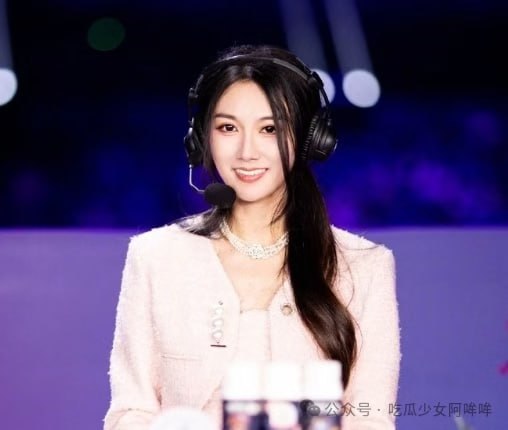 小苍直播落泪崩溃：LPL初代女解说“情怀回归”遇瓶颈，大哥跑路伤心欲绝，网友：财富自由也需陪伴 - 图片