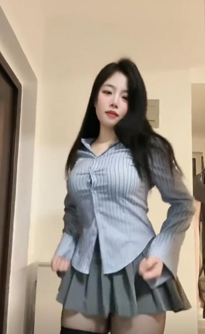 抖音网红狗王付费定制骚舞流出 情趣内衣丁字裤漏鲍 甜美清纯脸蛋后入诱惑 - 图片