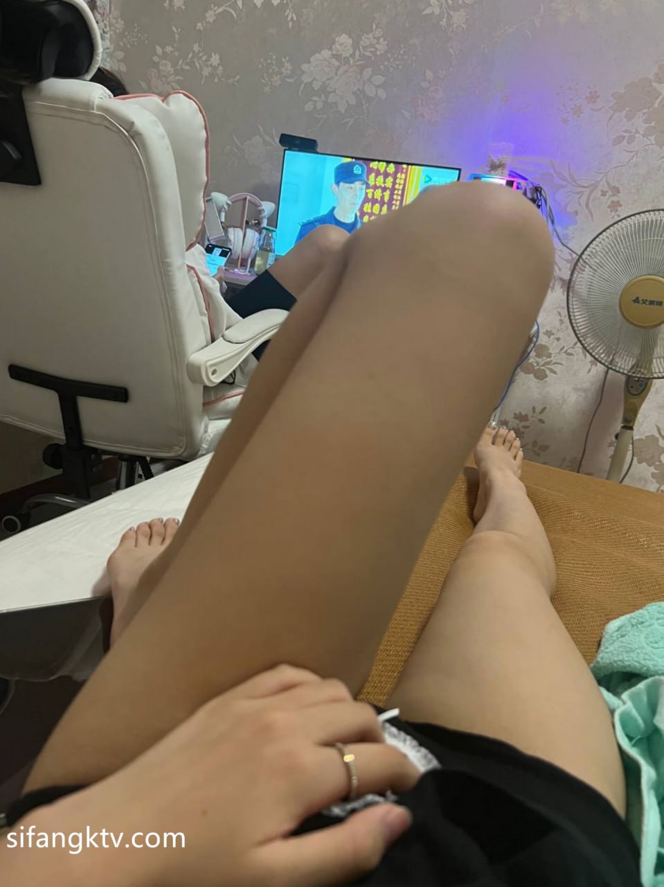 推特超高颜值白虎美少女 0507huihui 小小绘 坚挺粉嫩双乳 大长腿少女清纯与风骚并存 颜值党福利！ - 图片