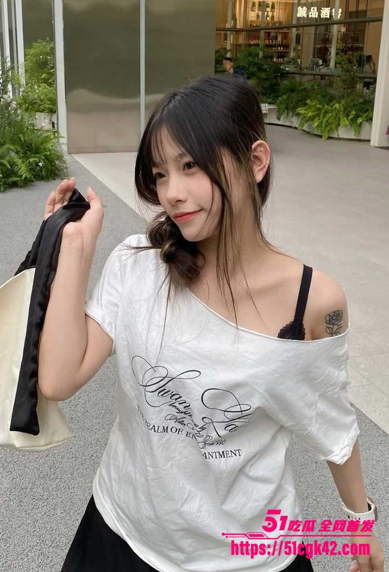 抖音30万粉丝反差母狗黄小唐早期下海当福利姬的大尺度付费定制私密福利视频流出 - 图片