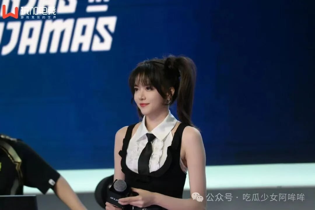 LPL女主持骆歆最新动态：跳“哈吉米”手势舞遭调侃，双马尾被网友戏称“蟑螂”，甜美风还是性感路线引热议 - 图片