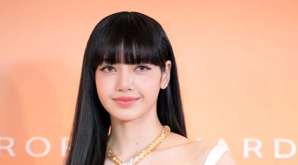 爱豆 lisa 毕业照给你们看了 演唱会穿丁字内裤 坐下来的时候走光 逼被丁字裤勒着！