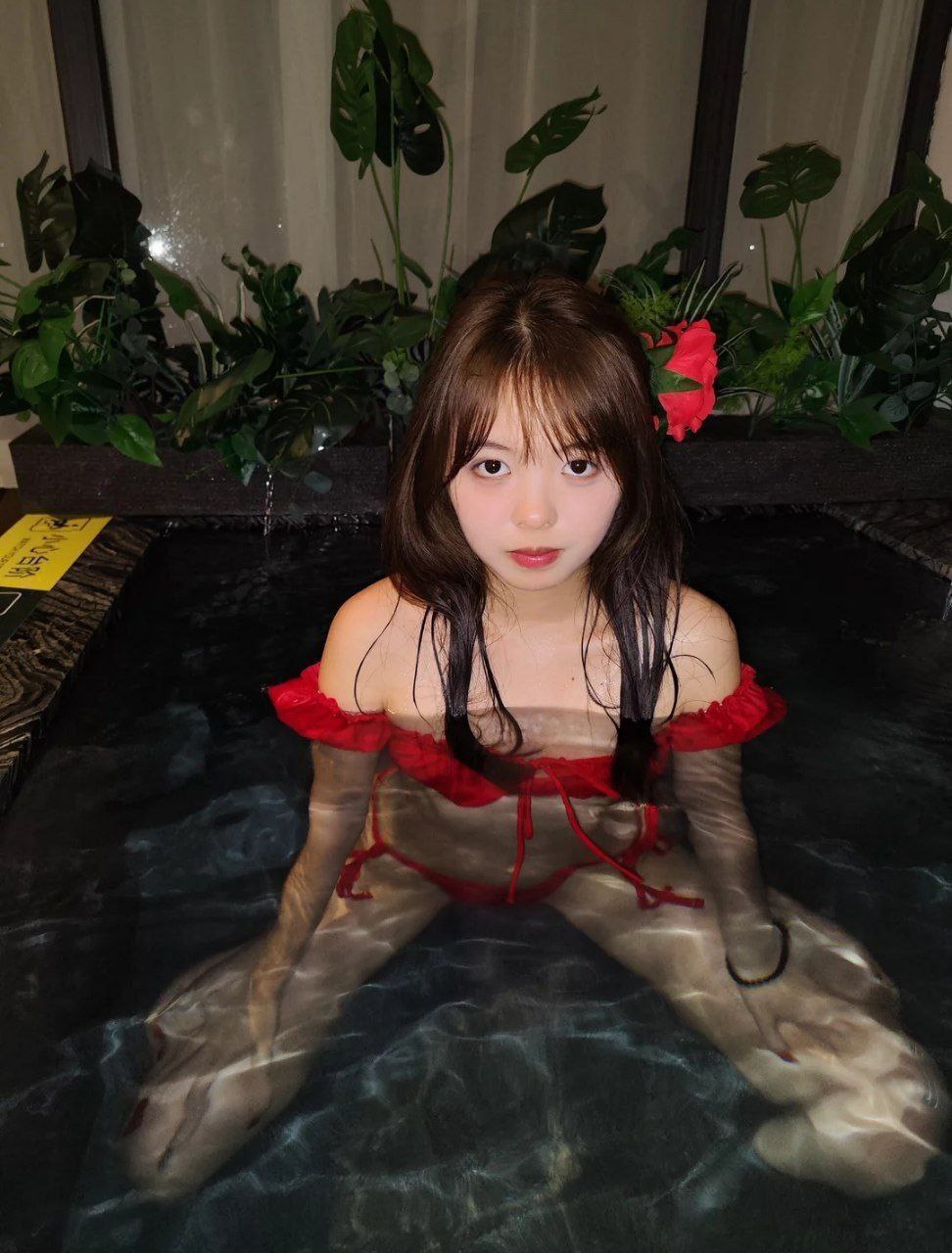 日系甜美少妇，看着乖巧可爱，背后却骚的一批，偷偷和榜一大哥来酒店开房，大哥看着少妇白白嫩嫩的大咪咪和肉嘟嘟的小蝴蝶穴，直接把少妇抱起来猛艹，少妇猛的抖了一下，淫水喷了一地 - 图片