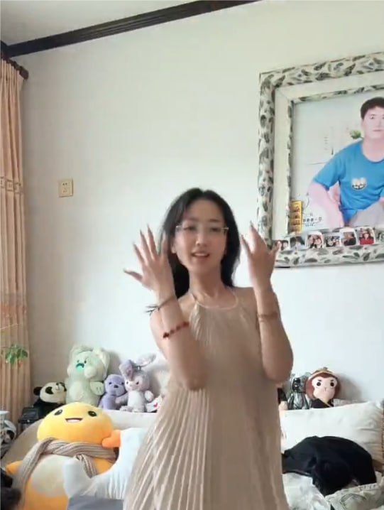 抖音27万粉温柔馨馨6 清纯眼镜妹直播尺度炸裂 私密偷情视频曝光 - 图片